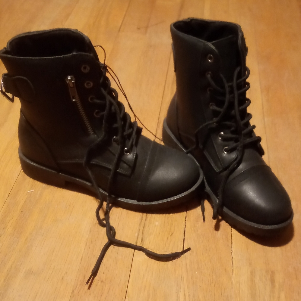 Jessica Carlyle boots